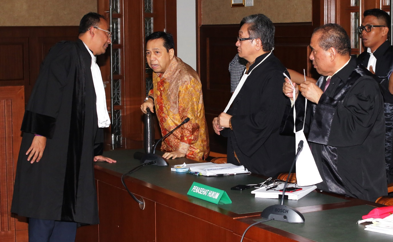 Terdakwa kasus korupsi KTP Elektronik Setya Novanto (kedua kiri) mengikuti sidang lanjutan di Pengadilan Tipikor, Jakarta. (Foto: Antara)