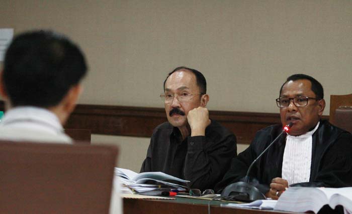 Terdakwa kasus dugaan merintangi penyidikan korupsi KTP elektronik Fredrich Yunadi (tengah) menjalani sidang lanjutan di Pengadilan Tipikor, Jakarta, Kamis 22 Maret 2018. (foto:reno esnir/antara)