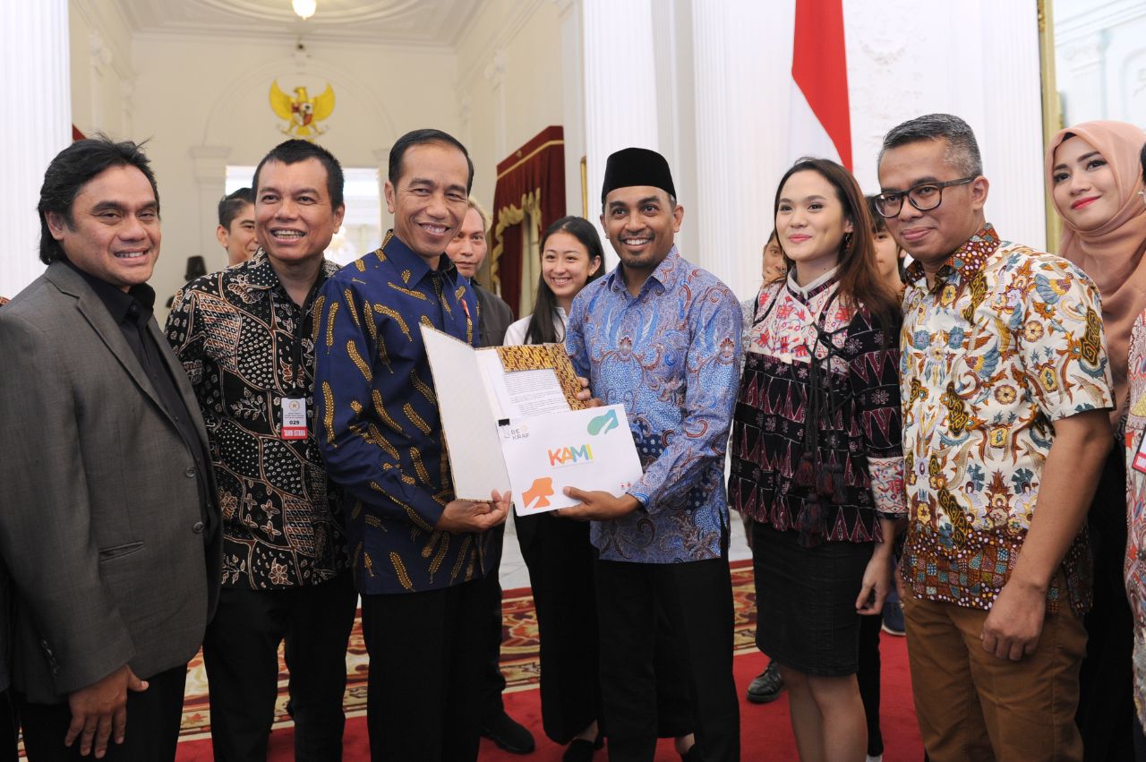 Presiden Jokowi saat menerima sejumlah musisi nasional dan panitia Konferensi Musik Nasional di Istana Merdeka, Senin, 22 Maret 2018. (Foto: Biro Pers Setpres)