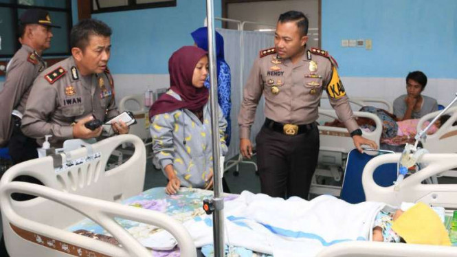 Kapolres Karawang, AKBP Hendy F Kurniawan saat melihat kondisi korban di RSUD Karawang. foto:ist