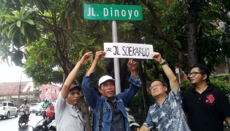 Sejumlah pegiat sejarah Surabaya memprotes pengubahan nama Jalan Dinoyo. (Foto: ngopibareng.id)