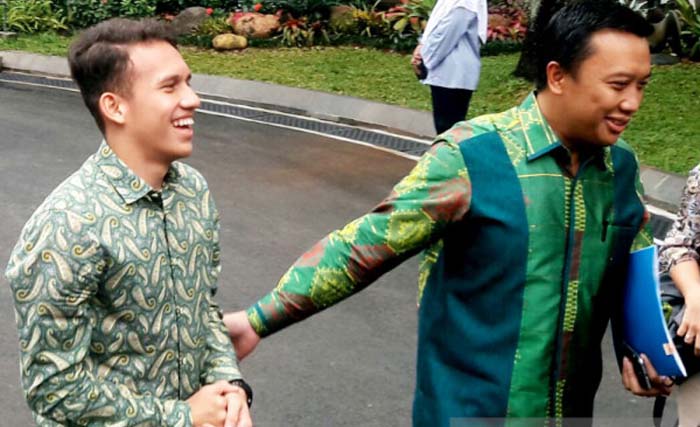 Egy Malulana diajak Menpora Imam Nahrawi ketika memasuki halaman istana untuk bertemu  Presiden Jokowi, hari  Jumat 23 Maret 2018. (foto: byu prasetyo/antara)