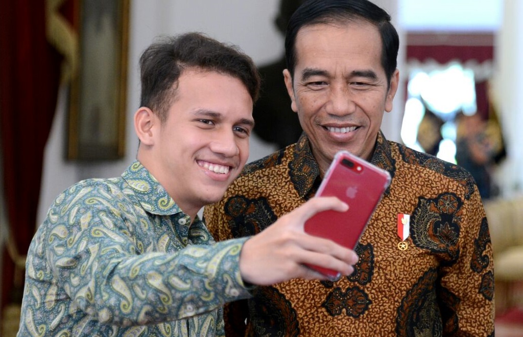  Egy Maulana Vikri (kiri) saat foto bersama Presiden Joko Widodo di Istana Negara, Jumat 23 Maret 2018. (foto: dokumentasi)