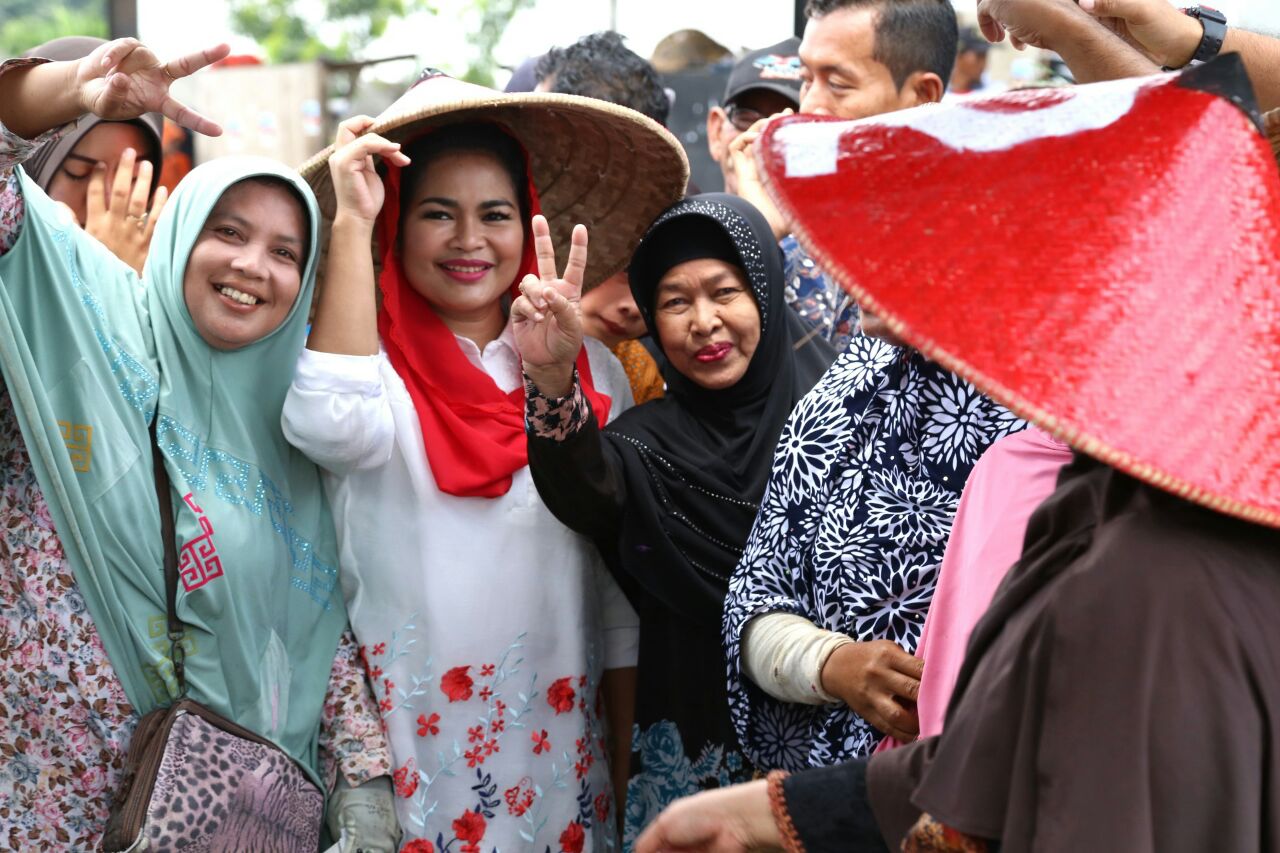 Calon Wakil Gubernur Jatim, Puti Guntur Soekarno (dua dari kiri) menyampaikan terima masih kepada segenap relawan Jokowi.