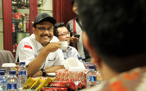 Calon Gubernur Jawa Timur nomer urut 2, Saifullah Yusuf (Gus Ipul) sedang menikmati kopi di pabrik Kapal Api, PT Santos Jaya Abadi, di kawasan jalan Raya Gilang, Sidoarjo, Jumat 23 Maret 2018. (Foto: Istimewa) 