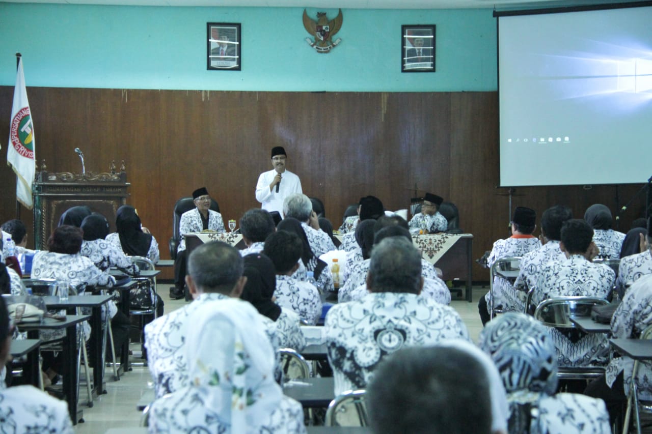 Gus Ipul menghadiri undangan Persatuan Guru Republik Indonesia (PGRI), Jumat, 23 Maret 2018, di Surabaya.