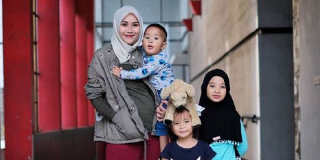 Zaskia Adya Mecca bersama ketiga anaknya, Kana, Kala,dan Kaba. (Instagram)