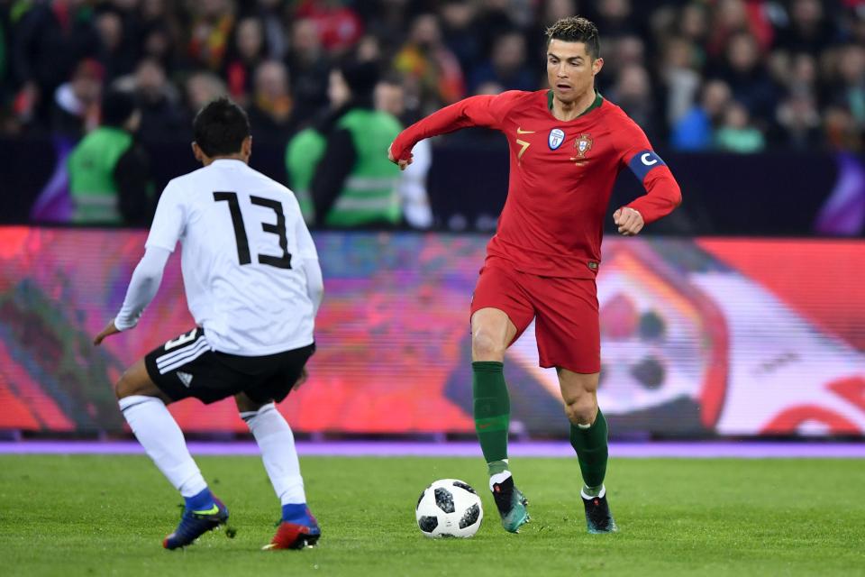 Ronaldo melewati hadangan pemain Mesir. foto:afp