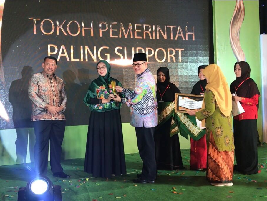 Fatma Saifullah Yusuf mewakili Gus Ipul saat menerima penghargaan Anugerah Aisyiyah Awards 2018. (Foto: Istimewa)  