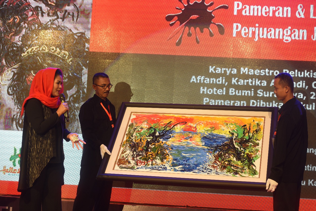 Puti didaulat untuk menggoreskan sketsa oleh panitia Pameran dan Lelang Lukisan Perjuangan Jawa Timur 2018, di Kota Surabaya, Minggu, 25 Maret 2018, malam.
