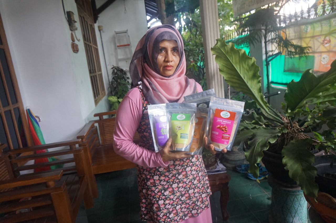 Ratna pembuat jamu An-Najah asal Tuban yang kini sukses menjadi mitra binaan Semen Indonesia
