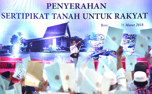 Presiden Joko Widodo saat memberi sambutan pada acara penyerahkan sertifikat di GOR Rudy Resnawan, Kota Banjarbaru, Kalimantan Selatan, Senin 26 Maret 2018. (Foto: Biro Pers/Setpres)