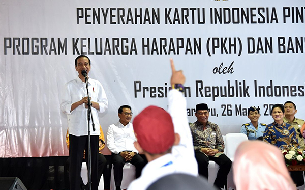 Presiden Jokowi saat memberikan pertanyaan kepada para siswa penerima Kartu Indonesia Pintar (KIP), di Lapangan Dr. Murjani, Kota Banjarbaru, Kalimantan Selatan pada Senin, 26 Maret 2018. (Foto: Biro Pers/Setpres)