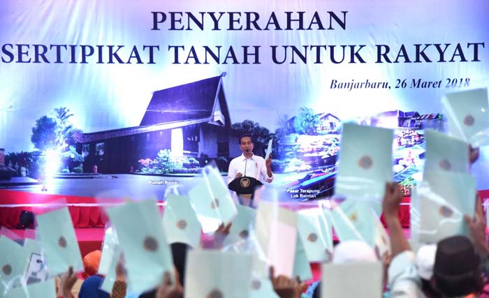 Presiden Jokowi saat menyampaikan sambutan pada penyerahan sertifikat di GOR Rudi Rusnawan, Kota Banjar Baru, Kalimantan Selatan, Senin 26 Maret 2018.. (foto: biro pers setpres)