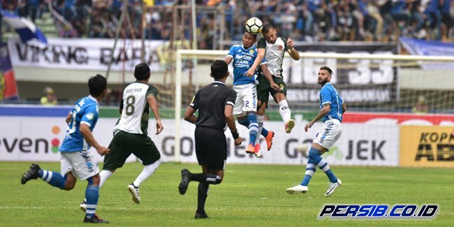 Persib Bandung harus puas berbagi poin dengan PS TIRA di pertandingan perdananya di Liga 1. (foto: dokumentasi)
