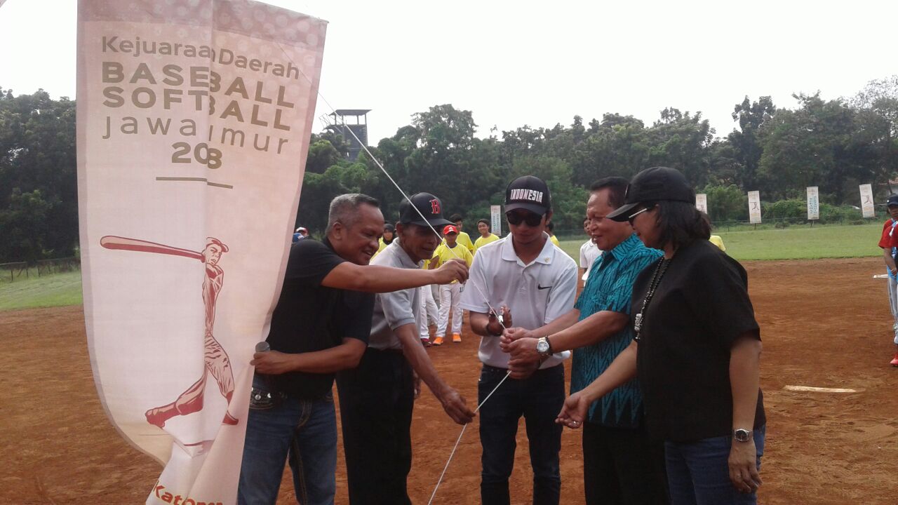 Acara pembukaan Kejurda Softbal-Basebal Jawa Timur di Lapangan Gunungsari, Surabaya. foto:tom/ngopibareng
