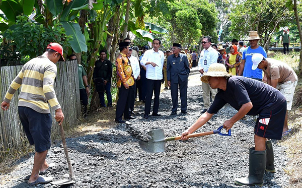 Presiden Jokowi saat meninjau langsung kegiatan padat karya tunai di Desa Pematang Panjang, Kecamatan Sungai Tabuk, Kabupaten Banjar, pada Senin, 26 Maret 2018. (Foto: Biro Pers/Setpres)