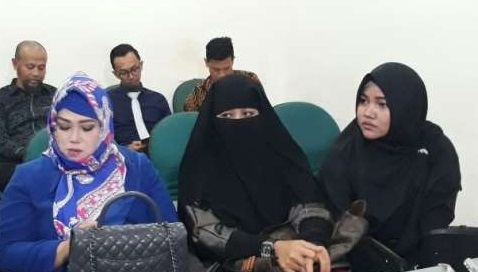 Dian Rositaningrum dengan didampingi adik dan kuasa hukumnya menghadiri sidang perceraiannya dengan Opick, Selasa, 27 Maret 2018.