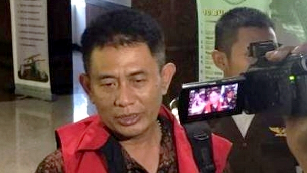 Mantan Dirut  PD Pasar Surya menggunakan rompi tahanan usai menjalani pemeriksaan di Kejati Jatim. 