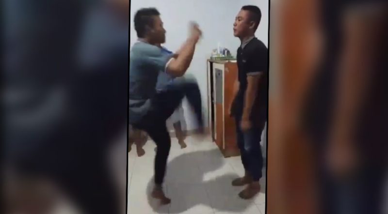 Cuplikan video kekerasan antar anggota kepolisian yang beredar di media sosial. 