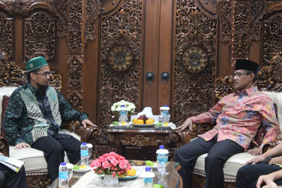 POTENSI: Ketua Umum PP Muhammadiyah Haedar Nashir bersama kader mudanya, Adi Hidayat di Jakarta. (foto: ist)