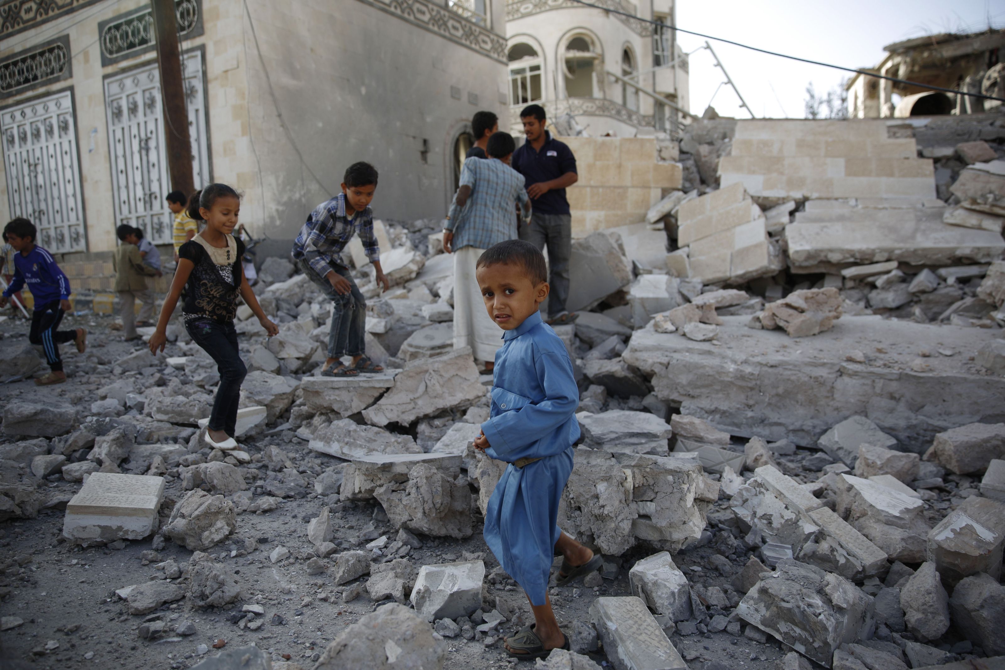Anak-anak Yaman bermain diatas reruntuhan bangunan bekas peperangan. (Foto: Reuters)