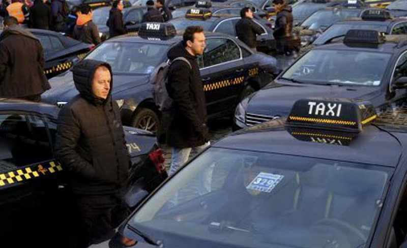 Ratusan taksi di Brussel memblokir jalan hari Selasa 27maret kemarin membuat lalu lintas di seluruh ibu kota Belgia macet total. (foto: afp)