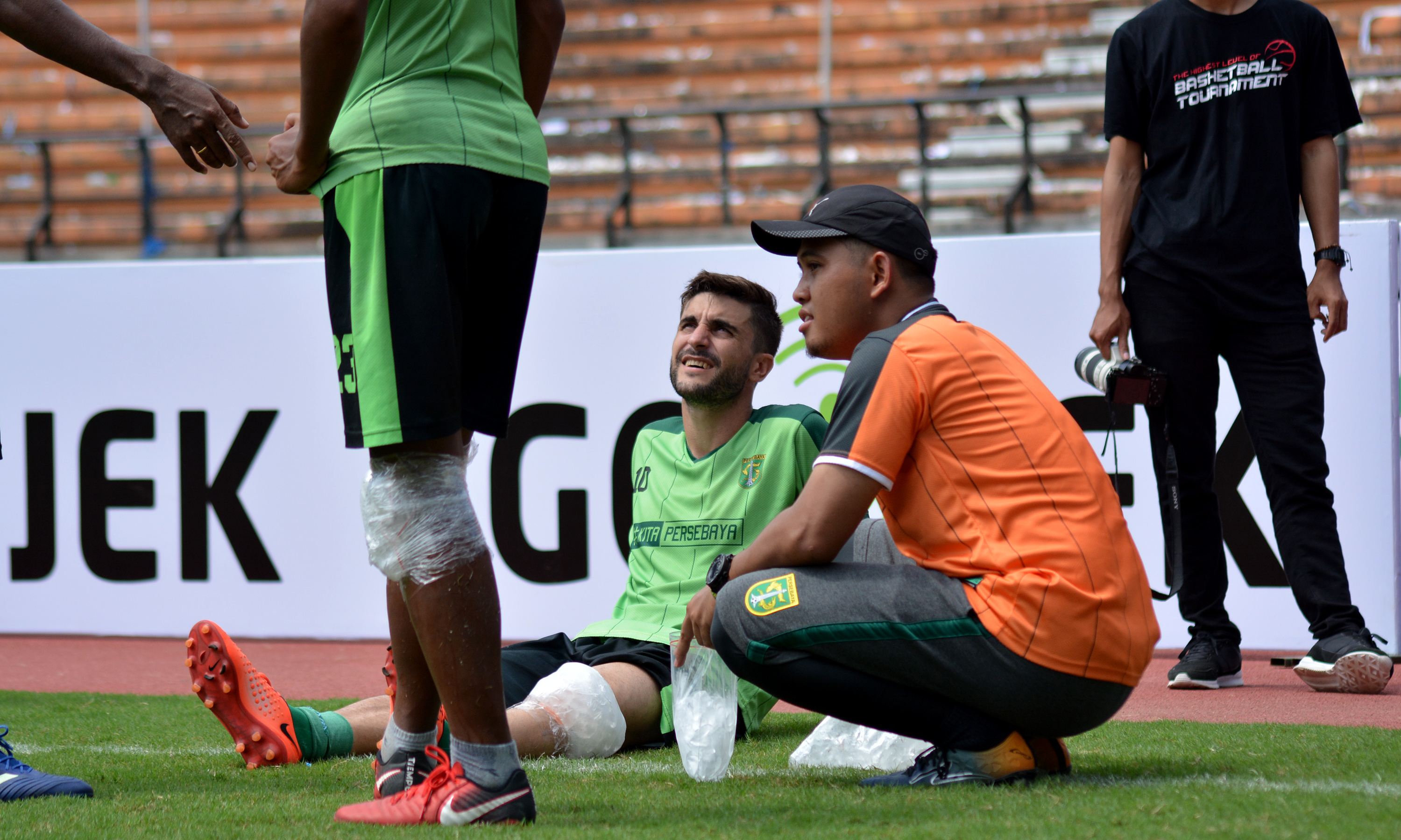 Pemain Persebaya, Robertino Pugliara jalani terapi saat latihan di Stadion Gelora Bung Tomo, Surabaya. (foto: hrs/ngopibareng)