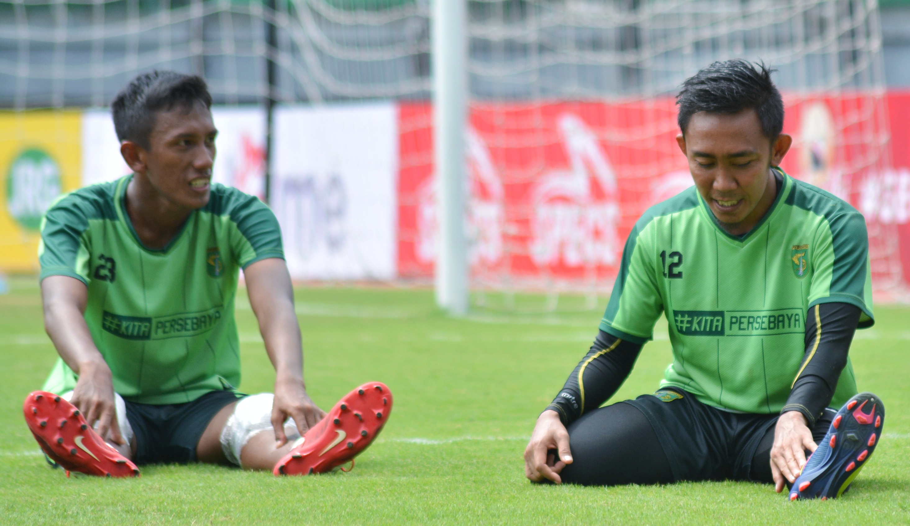 Kapten Persebaya, Rendi Irwan (kanan)  bersama dengan Adam Maulana saat latihan di Stadion Gelora Bung Tomo. (foto: hrs/ngopibareng)