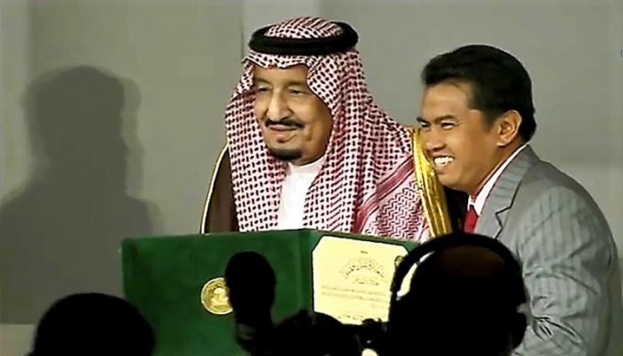 PENGHARGAAN: King Faisal Prize ketika diserahkan kepada Prof Dr Irwandi Jaswir dari Indonesia oleh Raja Salman. (foto: ist)