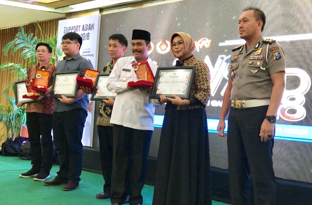 Fatma menerima penghargaan Tokoh Wanita Penggerak Olahraga Jatim 2017 dari Seksi Wartawan Olahraga (SIWO) Persatuan Wartawan Indonesia (PWI) Jatim, di Graha Sarana PT Petrokimia Gresik, Rabu, 28 Maret 2018. 