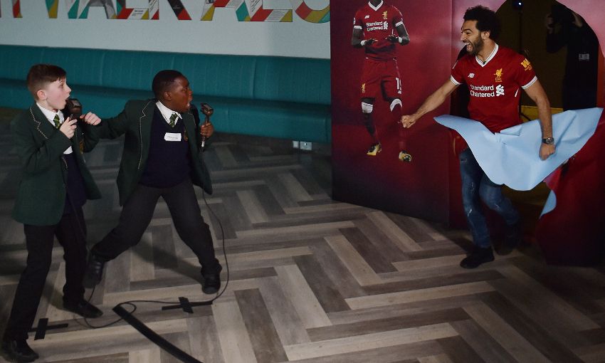 Aksi Mo Salah saat memberi kejutan anak-anak yang sedang berkunjung ke Anfield. (Foto: Liverpool)