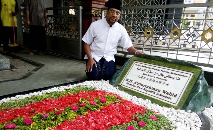 Ahmad Cristover Kainama berziarah ke makam KH Abdurrahman Wahid di komplek Tebu Ireng, Jombang. (foto:anggie sp/ngopibareng.id)