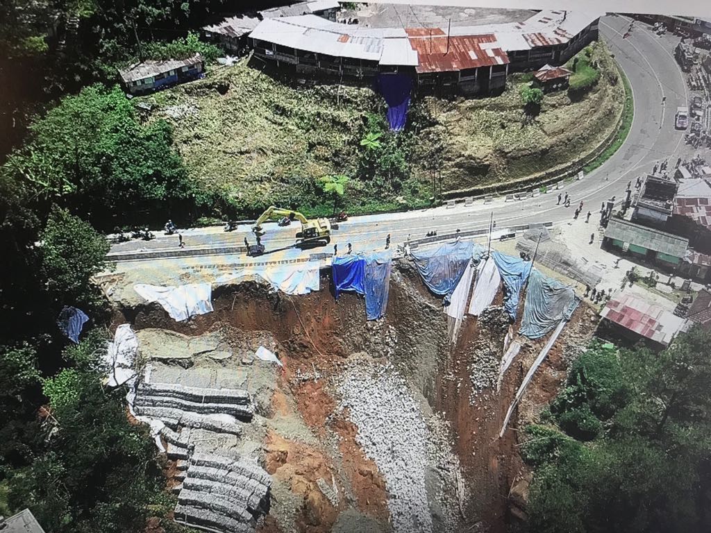 Km 20+650 di Kawasan Puncak Pass yang mengalami longsor, segera ditangani tim Kementerian PUPR. (Foto: Istimewa)