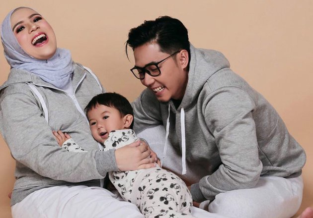 Nycta Gina bersama suami dan anak pertamanya. (Instagram)