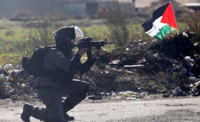 Militer Israel mengarahkan senjatanya ke kerumunan remaja Palestina di  dekat kota Ramallah Tepi Barat, Palestina, pekan lalu. (foto: reuter)