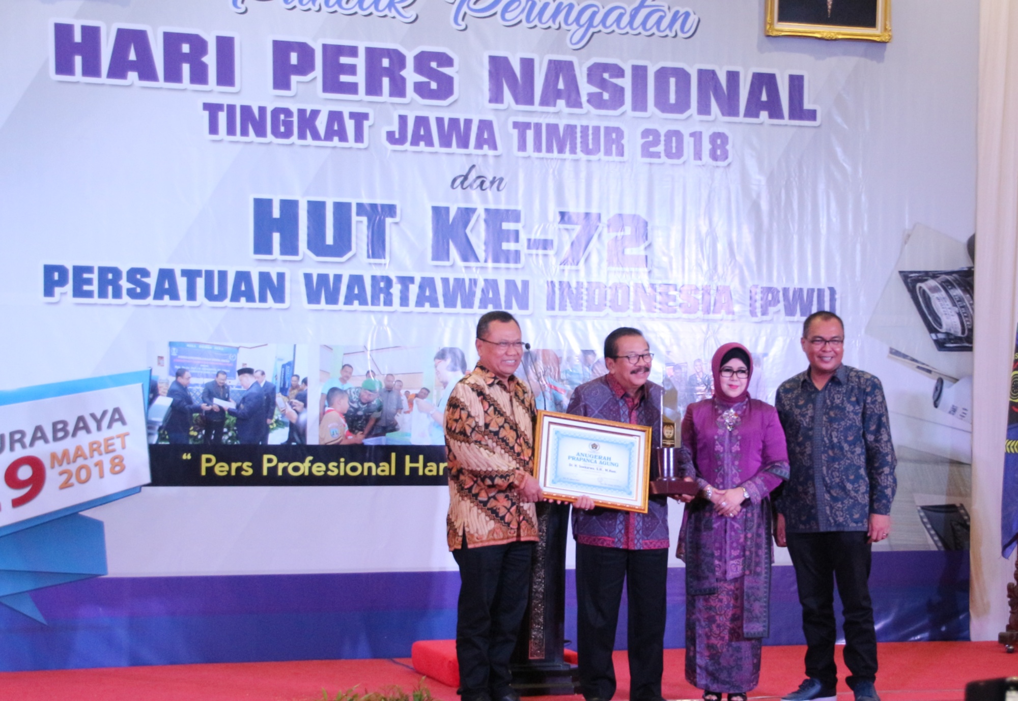 Gubernur Jatim dapat penghargaan dari PWI Jatim saat Hari Pers Nasional. (foto: ngopibareng)