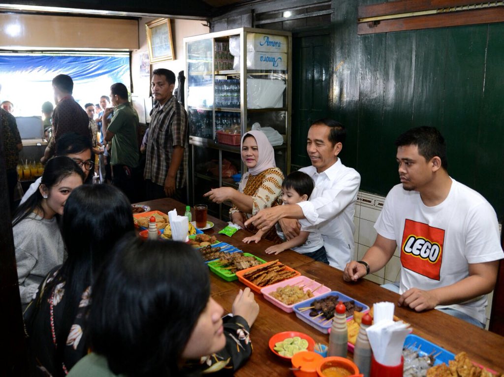 Presiden Jokowi memanfaatkan libur panjang akhir pekan bersama keluarga dengan makan soto di salah satu kedai soto di Solo Jawa Tengah, Jumat, 30 Maret 2018. (Foto: Biro Pers Setpres)