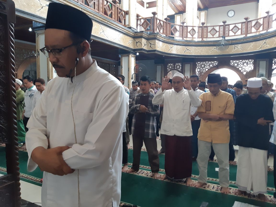 Gus Ipul didaulat oleh takmir masjid Al-Hikmah, untuk menjadi imam shalat Jum'at, 30 Maret 2018. (Foto: Istimewa)