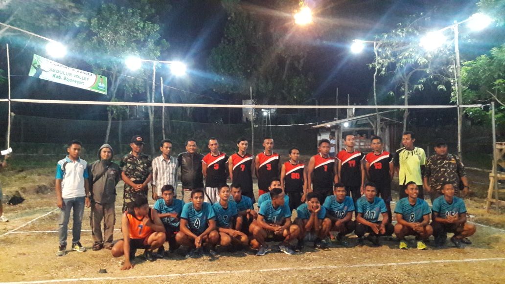  Pembuka turnamen Sedulur Volley,ditandai dengan pertandingan antara Sekar Harapan VS Arto Moro, Jumat, 30 Maret 2018, malam. (Foto: Istimewa)