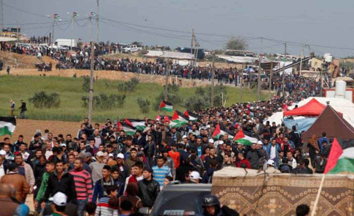 Warga Palestina melakukan aksi protes di sepanjang perbatasan Israel dengan Gaza, menuntut hak untuk pulang ke tanah air mereka di timur Kota Gaza hari Jumat 30 Maret 2018 kemarin. (foto: mohammed salem/reuter)