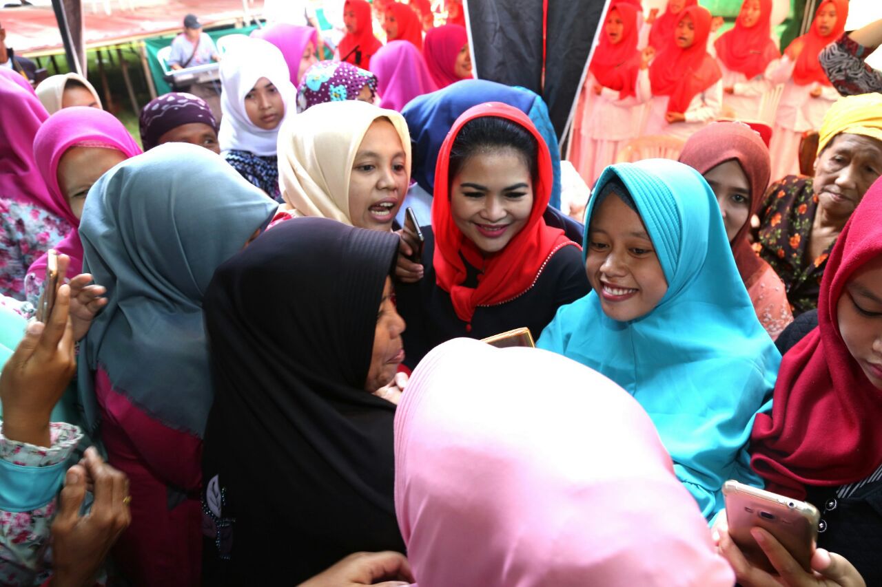 Puti Guntur Soekarno menjadi rebutan ibu-ibu jamaah pengajian,  di Desa Legung Timur, Batang-Batang, Sumenep, Sabtu, 31 Maret 2018. (Foto: Istimewa)