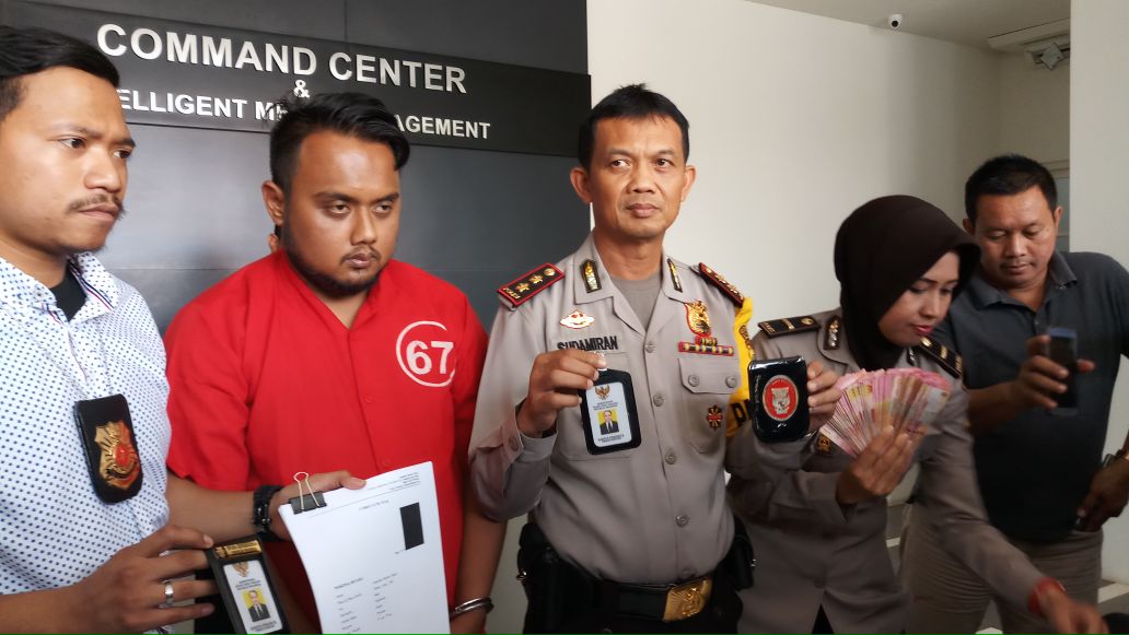 AKBP Sudamiran saat melakukan keterangan pers tersangka GP, di Mapolrestabes Surabaya, Sabtu, 31 Maret 2018. (Foto: suara-publikcom)