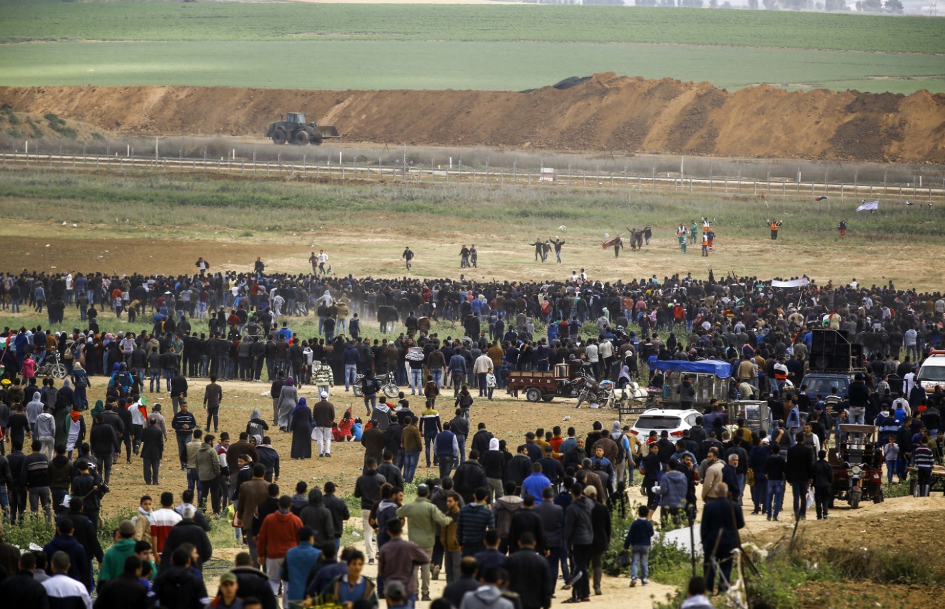 Warga Palestina melakukan aksi protes di dekat perbatasan dengan Jabalia, Israel di utara Jalur Gaza pada 30 Maret 2018. (Foto: Mohammed ABED / AFP)