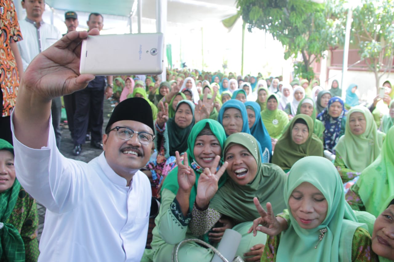 Calon Gubernur Jawa Timur nomor urut dua, Saifullah Yusuf (Gus Ipul) hadir pada silaturrahim bersama ribuan Muslimat Nahdlatul Ulama (NU) Sidoarjo, Minggu, 1 April 2018.