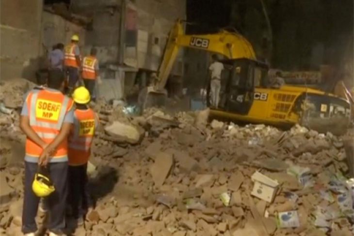 Petugas berupaya menyelamatkan korban runtuhnya hotel berlantai empat rubuh di kawasan padat penduduk kota Indore, wilayah tengah India, yang menewaskan sedikit-dikitnya 10 orang. (Foto: Reuters)