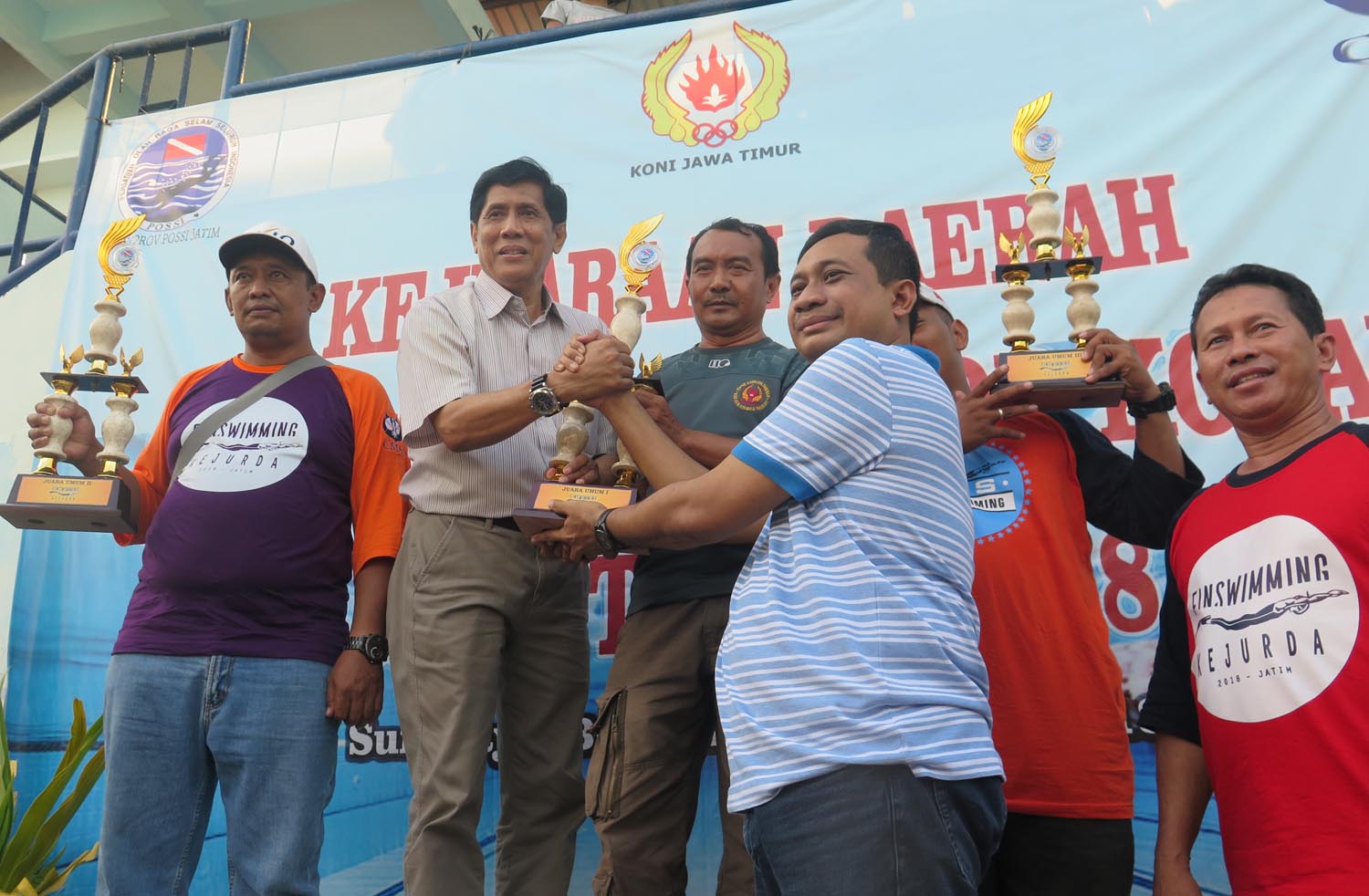 Ketua Pengprov POSSI Jatim menyerahkan trophy juara umum kepada kontingen Surabaya. foto:tom/ngopibareng.id