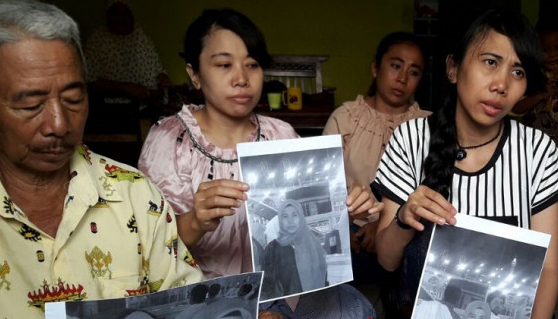 Masamah (kanan), tenaga kerja yang lolos dari hukuman mati di Arab Saudi, telah berkumpul dengan keluarganya di Cirebon. (Foto: Antara)