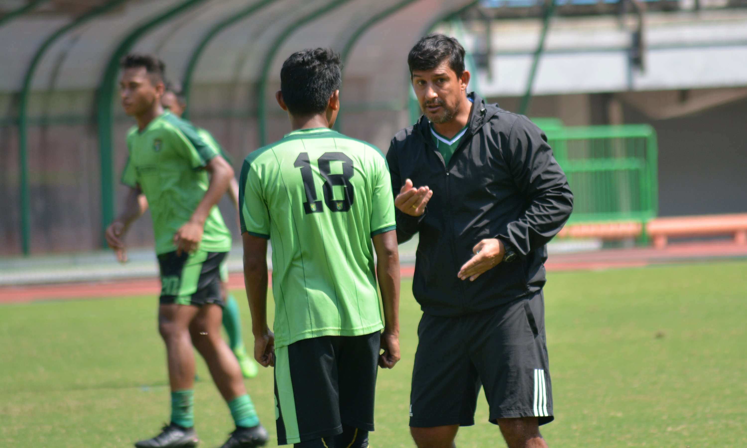 Pelatih Persebaya, Angel Alfredo Vera saat memberikan intruksi kepada pemainnya, pada latihan di Stadion Gelora Bung Tomo, Senin 2 April 2018. (foto: hrs/ngopibareng)
