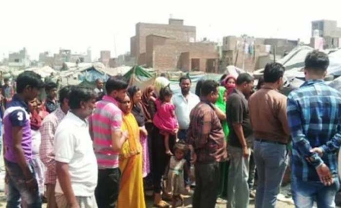 Masyarakat di pinggiran New Delhi mengerumuni mayat Jitendra yang tewas setelah dihakimi massa. Jitendra dituduh memperkosa seorang bocah. (foto: newsX)
